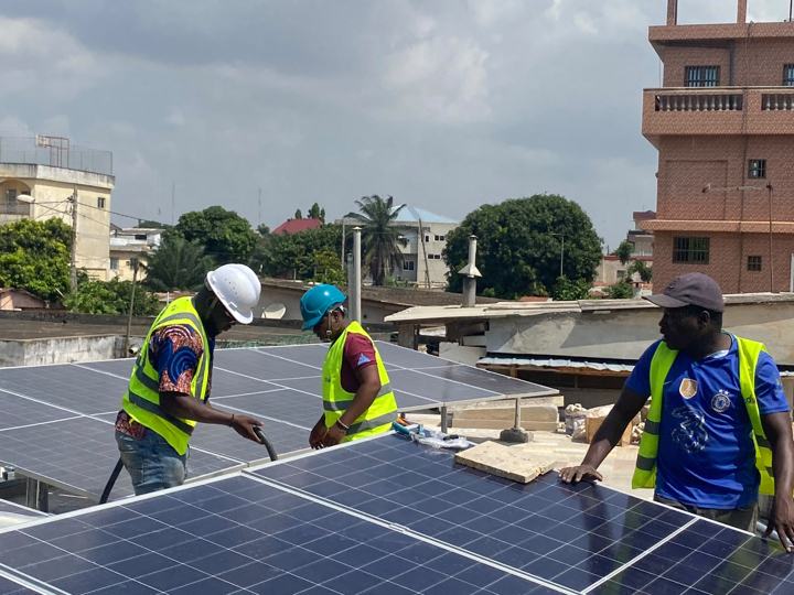 Raccordement d’un champ solaire au sol
